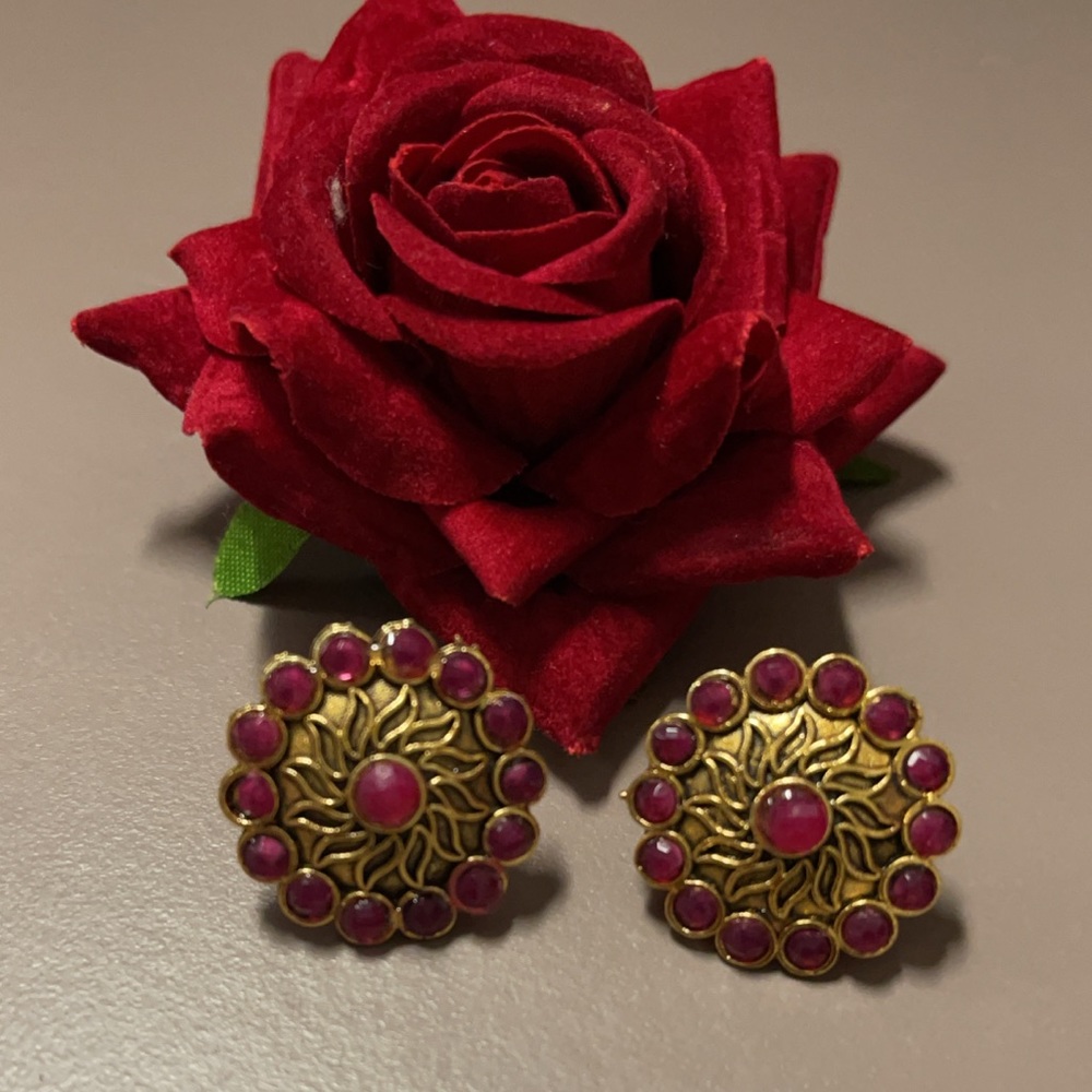 Studs - Picture 5 of 9
